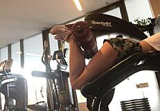 Sweaty gym babe teases her fit body during steamy workout session