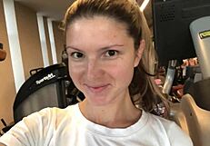 Sweaty gym babe teases her fit body during steamy workout session