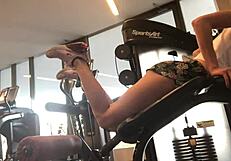 Sweaty gym babe teases her fit body during steamy workout session