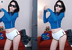 Korean hottie dances sexy on stage!