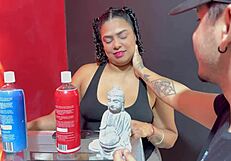 Vendedora cachonda shows how to use all the toys now