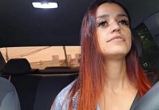 Safada motorista de aplicativo flagra passageiro dotado se masturbando por trás