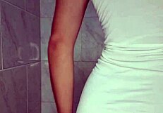 Me toco todo mi cuerpo cachondo en la ducha y me masturbo