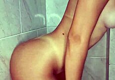 Me toco todo mi cuerpo cachondo en la ducha y me masturbo