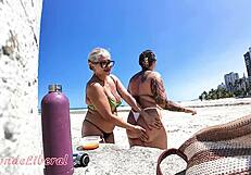 Eu E Minha Amiga Safada Nos Pegamos Na Praia Pra Todo Mundo Ver