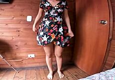 chica caliente con vestido sexy es follada en la cabaña 😏
