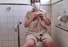 気持ちよく感じながらオナニーする人妻