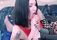 lesbian latex girls suck toes
