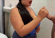 sexo a escondidas en el baño del gimnasio