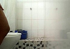 Cachonda en el baño y se masturba pensando en su novio