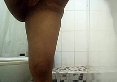 Cachonda en el baño y se masturba pensando en su novio