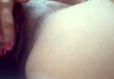 Cachonda en el baño y se masturba pensando en su novio