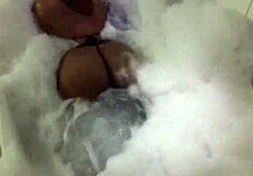 Morena na banheira de espuma sensualizando with big ass