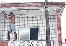 pedreiro gozou no cu dela na varanda