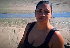 fetiche de suor lambi o suvaco e a buceta salgada na praia