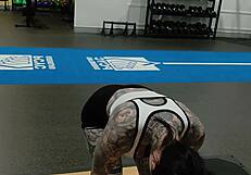 booty at the gym shows hot milf ass during workout