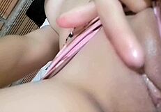 Mi padrastro me toca la vagina con ternura en casa