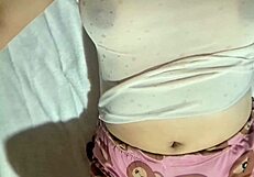 Mi padrastro me toca la vagina con ternura en casa