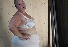 Chubby girl fucks her trainer during gym workout