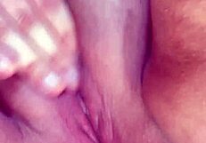 Watch me rub my clit to squirt