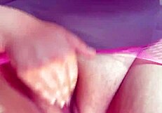 Watch me rub my clit to squirt