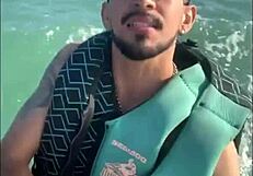 novinha brasileira deliciosa da perdido no corno manso e vai fuder com o instrutor de jetski no mar
