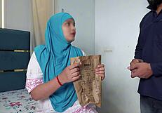 Blinkit delivery boy shaving hairy pussy of hijabi muslim bhabhi and fucked hardcore