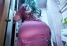 Stepmom Helps Relax In Bathroom