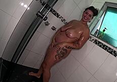 ela sai toda gozada e vai para o banho para a proxima cena so de anal - nicky valente