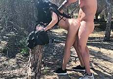 Follando duro en un bosque