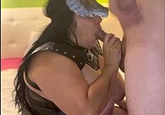 juego con mi hijastro y por error mete su pene en mi boca