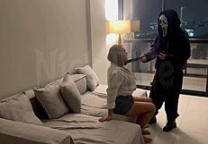 uma estranha mascarada me amarra e me faz chupar strap-on dela