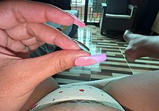 Hoy estuve distraida en clases de anatomia asi que quise experimentar con mi vagina pero quiero que alguno de ustedes venga y me folle bien rico