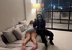 uma estranha mascarada me amarra e me faz chupar strap-on dela