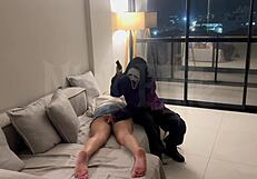 uma estranha mascarada me amarra e me faz chupar strap-on dela