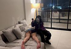 uma estranha mascarada me amarra e me faz chupar strap-on dela