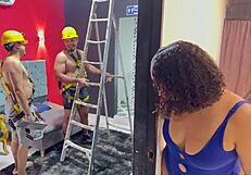 obreros seducen mujer cachonda en ausencia de su marido