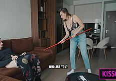 S3E1 Posinak se vraća kući i šunja se u krevet s novom pomajkom za ponoćno jebanje!