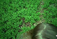 Krachtige cumshot bedekt sletjes gezicht in bos 😍