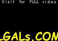 Κοπέλες ικανοποιούν τις άγριες σεξουαλικές ορμές της κακιάς φίλης τώρα!