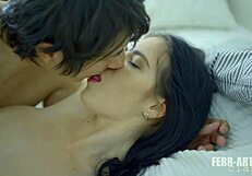 Vysoká kočka zdieľa vášnivý bozk s mladým frajerom pred divokým análom