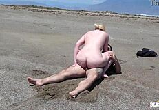 Vreemdeling barebackt me op strand terwijl kijken