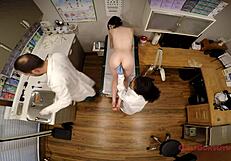 Onschuldige verlegen jonge meid Lainey spread eagle voor gyno onderzoek bij dokter Tampa kliniek