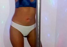 סטודנטית ברונטית רזה רוקדת על עמוד למורה בהאלווין בפורנו לטיני ביתי