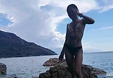 Uomo, quel cazzo enorme domina una figa stretta sull'oceano