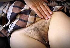 Aksi berisiko anak tiri dengan kemaluan berbulu ibu tiri yang basah dan pancutan dalam