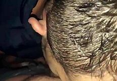 Hey, porno sinemasında üç yakışıklı tarafından emildim ve pompalandım!