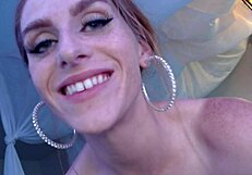 Sténám hlasitě, když vyvrcholím ve svých mokrých kalhotkách, dráždím sousedy.