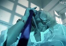 Kurve trpe intenzivno punjenje usta i pičke ogromnim kurcima u grupnom jebanju