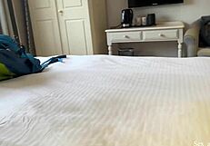 นอนเตียงเดียวกับเพื่อนร่วมงานกลายเป็นเซ็กส์โรงแรมเช้าที่ไม่คาดคิด